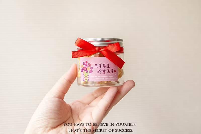 畢業禮物-畢業快樂爆米花罐 焦糖/巧克力2口味可選(4款貼紙混合)