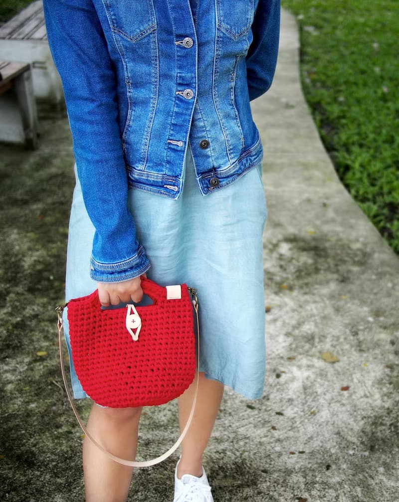Handmade crochet bag red (t-shirt yarn) with natural color leather strap