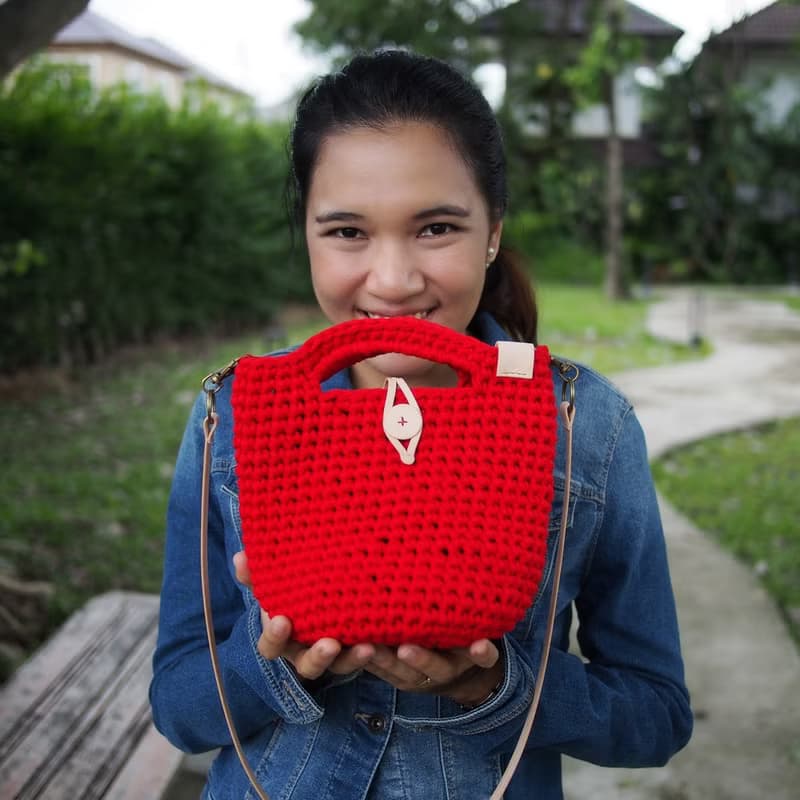 Handmade crochet bag red (t-shirt yarn) with natural color leather strap