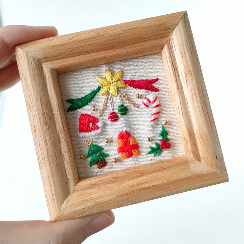 クリスマス飾りのミニ刺繍フレーム　壁飾り　オーナメント