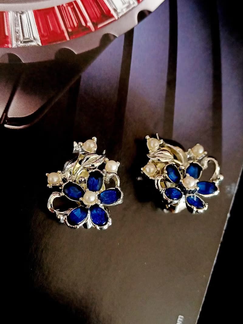 vintage jewelry  典雅藍色萊茵花瓣珍珠花卉 夾式耳環