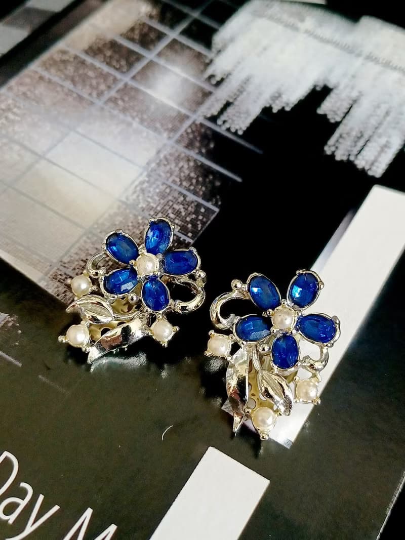 vintage jewelry  典雅藍色萊茵花瓣珍珠花卉 夾式耳環