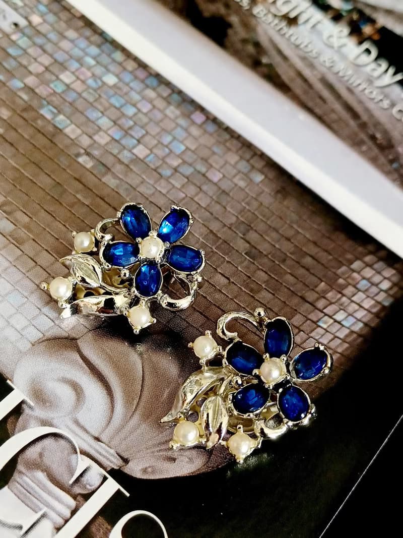 vintage jewelry  典雅藍色萊茵花瓣珍珠花卉 夾式耳環
