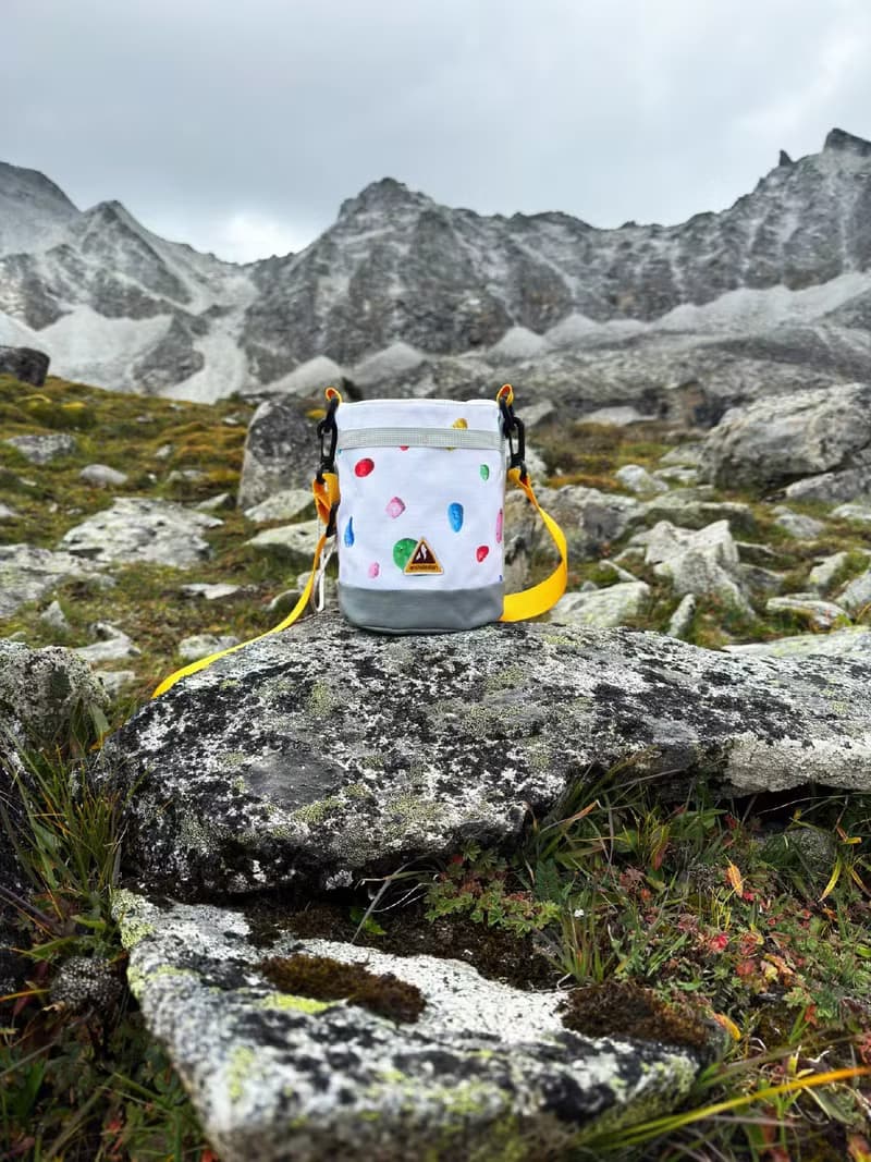 archi阿吃 新款石頭糖巧克力單肩斜挎手提小水桶包放水杯手機粉袋