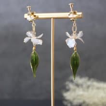 【鳶尾花之葉】 珠光白鳶尾花耳環  手工銅線樹脂 耳環/耳夾