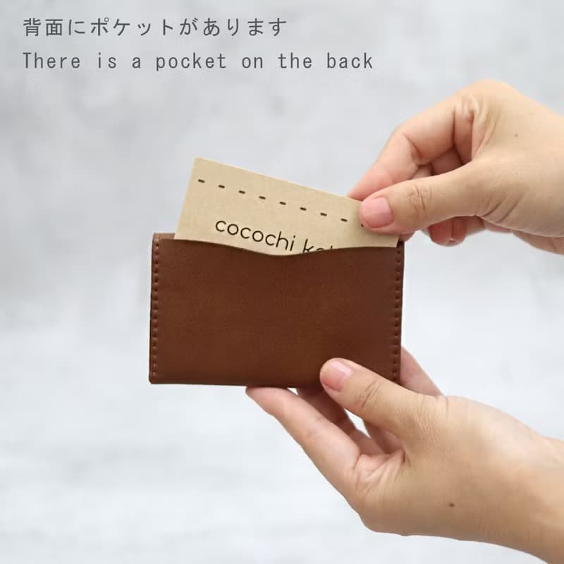 名刺入れ　3つのポケット　小さく機能的で使いやすい 超軽量で水や傷に強い丈夫な上質人工皮革製