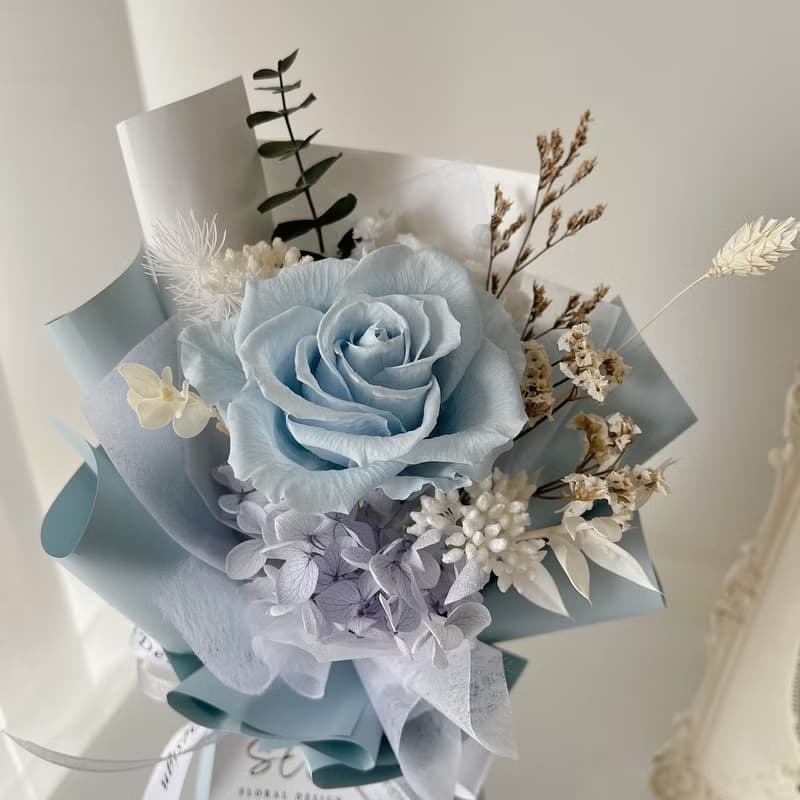 SEE 看見花藝設計 | 永生花 | 玫瑰 | 薰衣草藍單朵花束