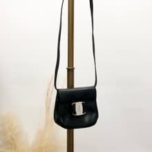 【 日本直送　名牌中古包 】Salvatore Ferragamo ショルダーバッグ ブラック ヴァラ レザー ミニバッグ vintage gme78s
