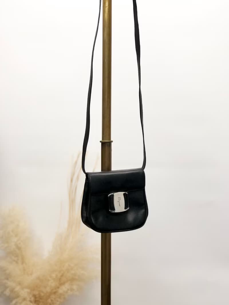 【 日本直送　名牌中古包 】Salvatore Ferragamo ショルダーバッグ ブラック ヴァラ レザー ミニバッグ vintage gme78s