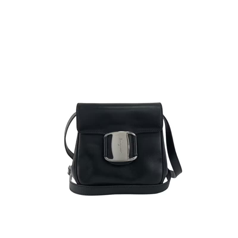 【 日本直送　名牌中古包 】Salvatore Ferragamo ショルダーバッグ ブラック ヴァラ レザー ミニバッグ vintage gme78s