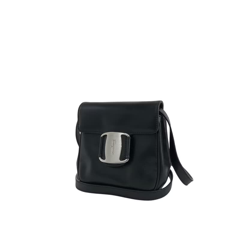 【 日本直送　名牌中古包 】Salvatore Ferragamo ショルダーバッグ ブラック ヴァラ レザー ミニバッグ vintage gme78s