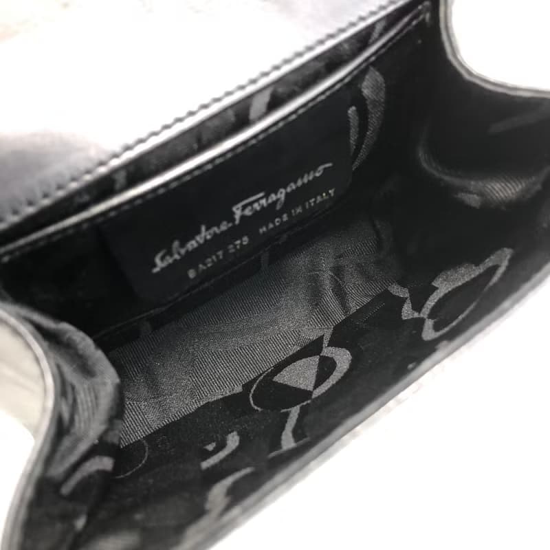 【 日本直送　名牌中古包 】Salvatore Ferragamo ショルダーバッグ ブラック ヴァラ レザー ミニバッグ vintage gme78s