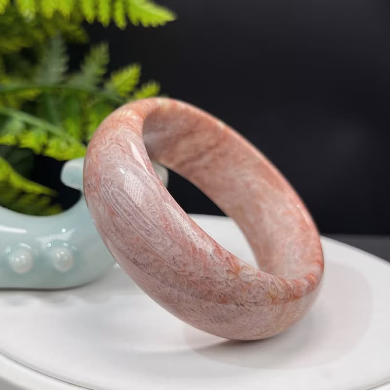 精品 珊瑚玉手鐲 53MM 冰潤高瓷橘粉雪花鳳尾紋菊花玉手環 顯氣質
