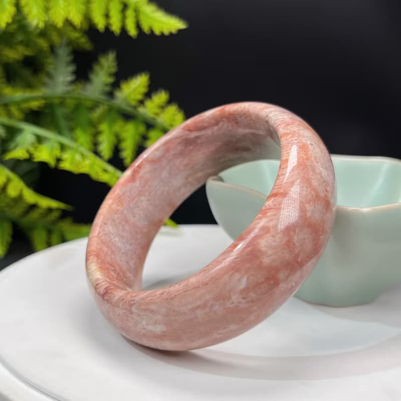 精品 珊瑚玉手鐲 53MM 冰潤高瓷橘粉雪花鳳尾紋菊花玉手環 顯氣質