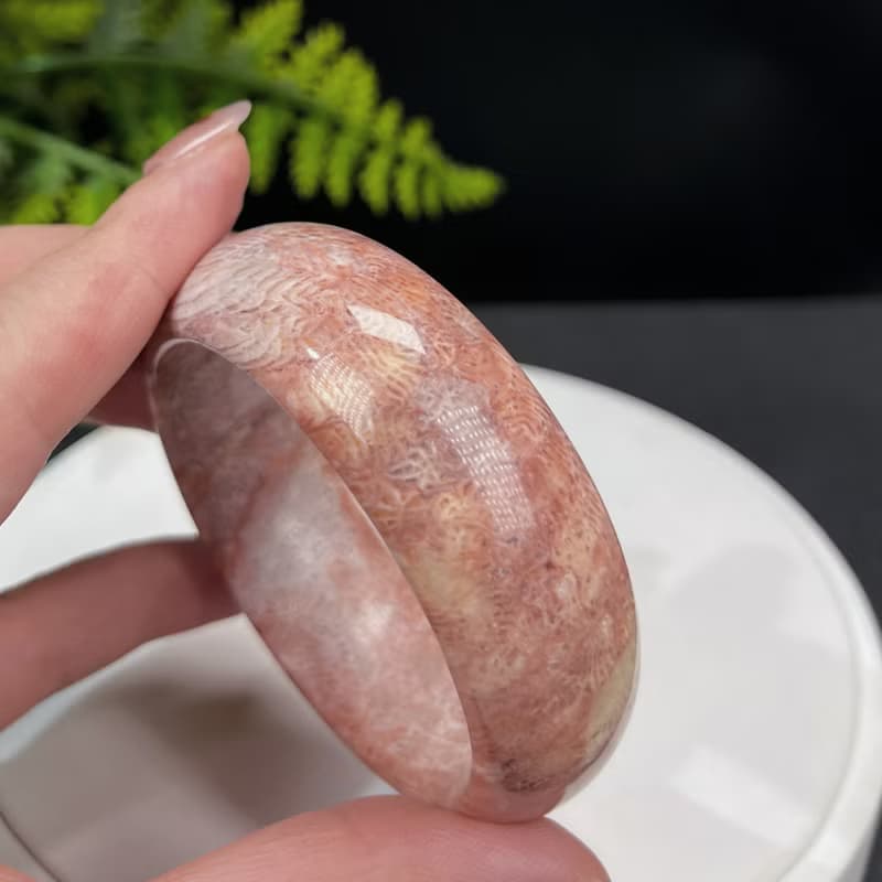 精品 珊瑚玉手鐲 53MM 冰潤高瓷橘粉雪花鳳尾紋菊花玉手環 顯氣質