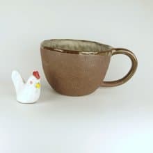 手捏咖啡杯