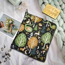 美國限量薄棉布料秋天森林童話布款L型拉鍊袋加鋪棉-電子書保護套