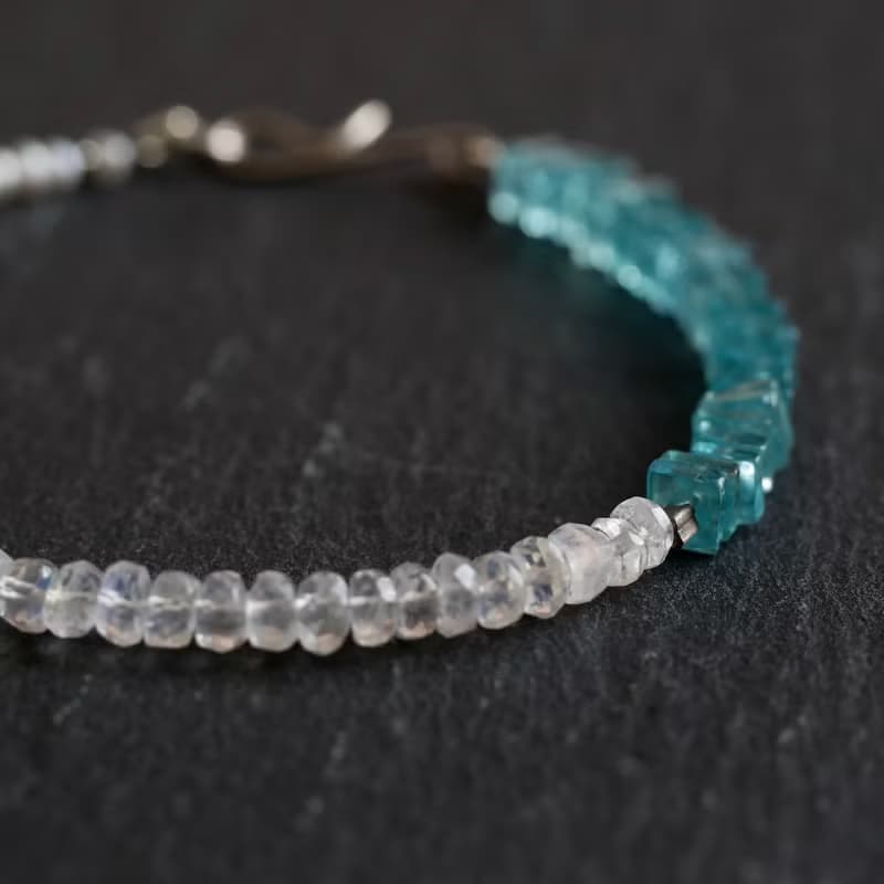 ブルームーンストーン・アパタイトと淡水パールのブレスレット