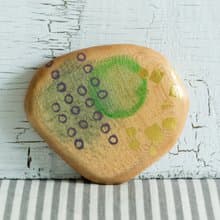 抽象的な手描きの木製ポケットミラー（緑）