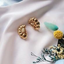 美國西洋古董飾品 / 金色調半貝殼圓弧線條摩登夾式耳環/復古首飾