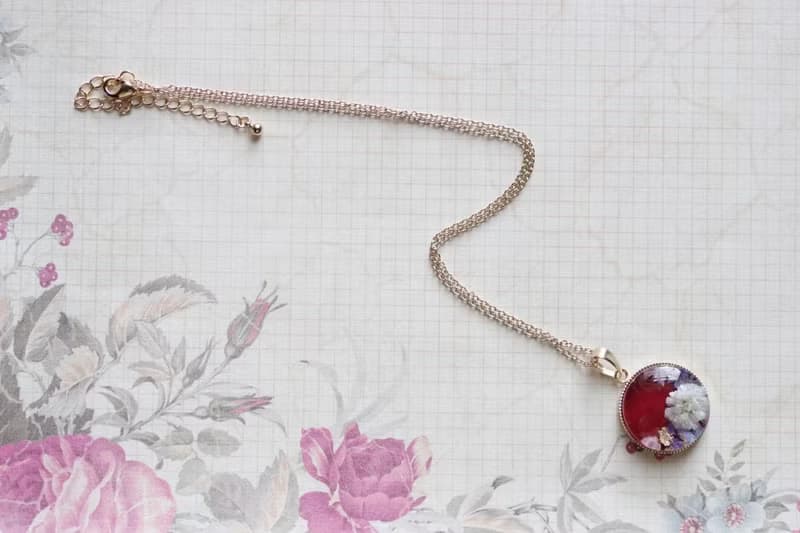 レジンアート　ラウンドペンダント・ブーケ・ワインレッド