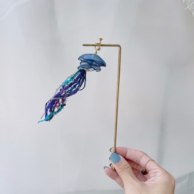 手作刺繡//漂浮水母耳環//單一隻//可改夾式