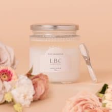LAMBENCY 水漾玫瑰柔嫩身體角質磨砂膏(附挖杓)(320g)