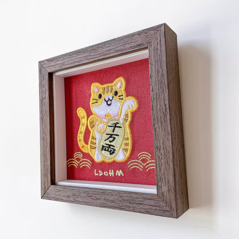 【招財貓】棕紋橘貓 刺繡畫|實木|招財納福 財源廣進