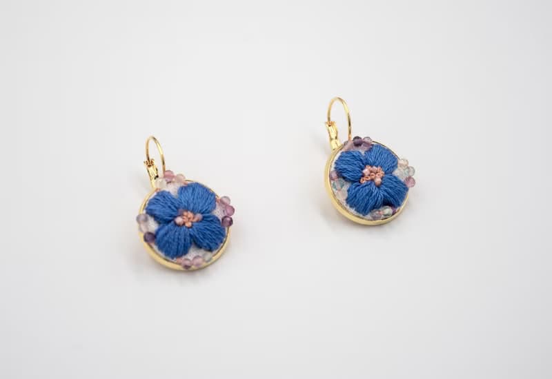 9點以後 | 純手工 法式刺繡耳環 | 藍紫花 法式耳勾 優雅 送禮