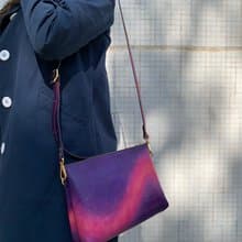 手染皮革 極光 夜空 紫紅色 側背包