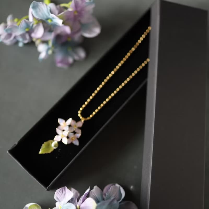 しっとり　紫陽花と雨粒のロングネックレス