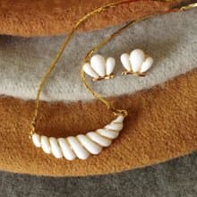 -古董70年代AVON白色牛角項鍊針式耳環套組 GATSBY