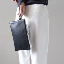 長財布も入る  上質なイタリアンレザー　持ち手付き Pouch　ブラック　カレン クオイル