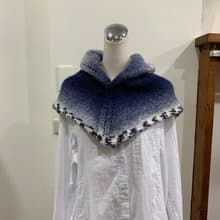 手作套頭式披肩、圍巾。藍/白。義大利進口羊毛手作編織
