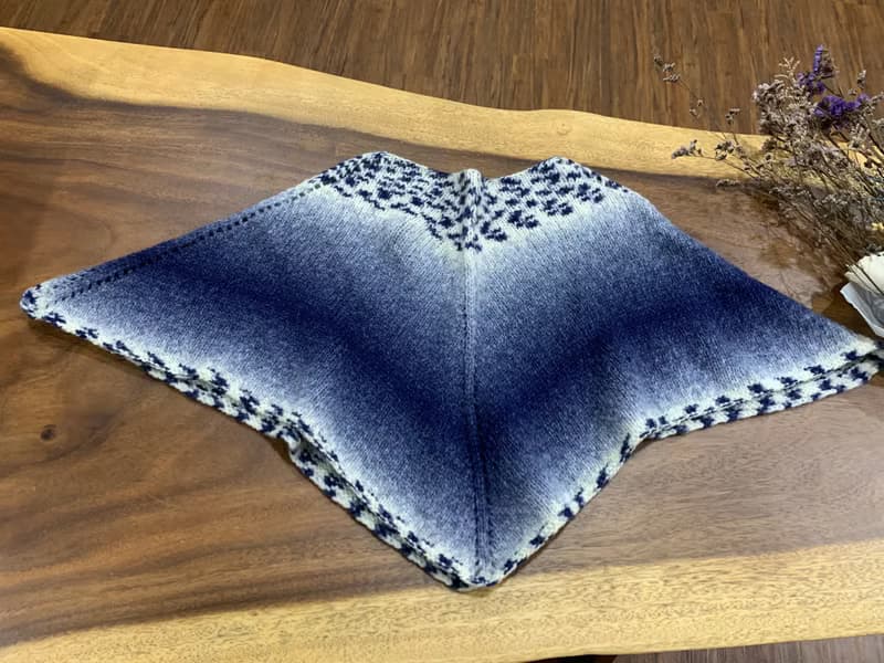 手作套頭式披肩、圍巾。藍/白。義大利進口羊毛手作編織