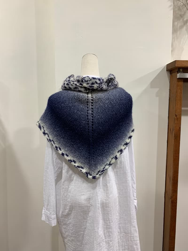 手作套頭式披肩、圍巾。藍/白。義大利進口羊毛手作編織