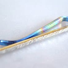 Titanium tie bar・鍛造純チタンネクタイピン・鎚目できらきら惑わせる・虹・C・５２mm