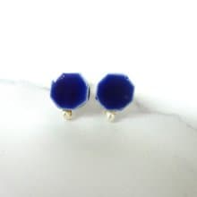 小さな六角 と小さな淡水パールの陶pierce  /earring ・青