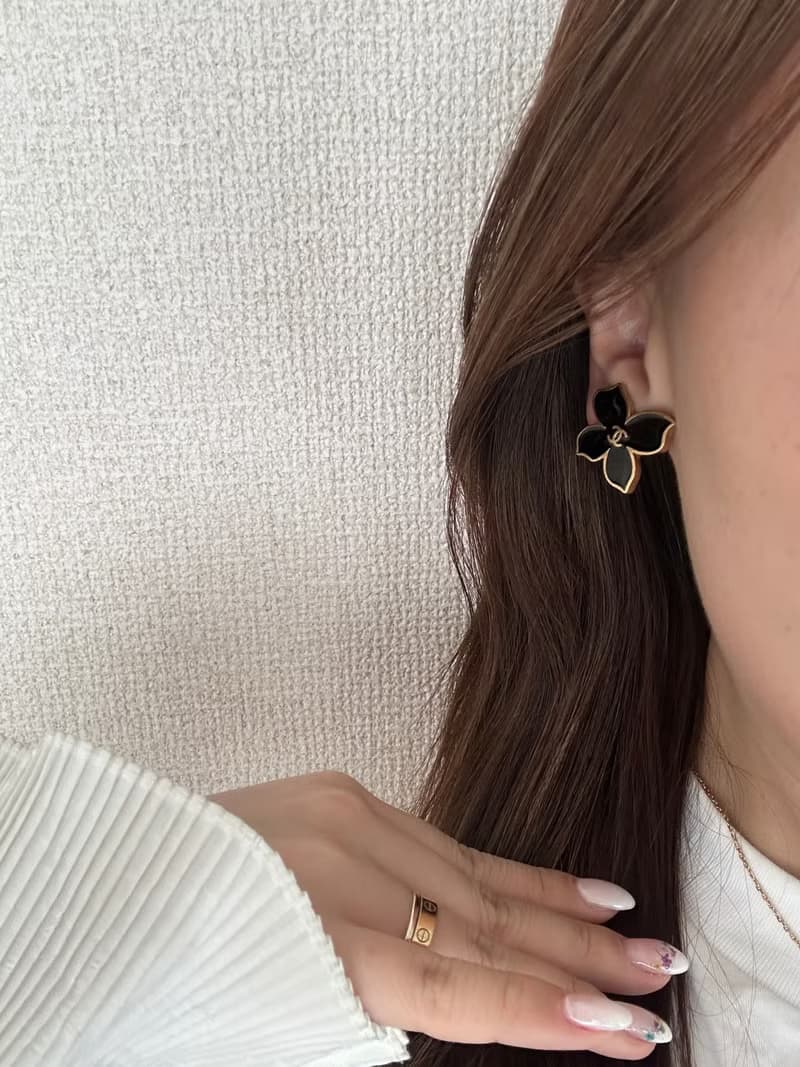 中古品 CHANEL 香奈兒 黑色琺瑯蝴蝶耳夾