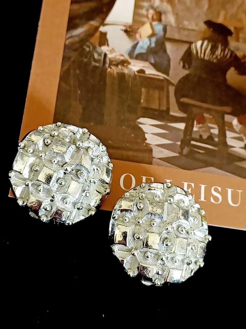 vintage jewelry  醒目立體銀色波蘿 夾式耳環