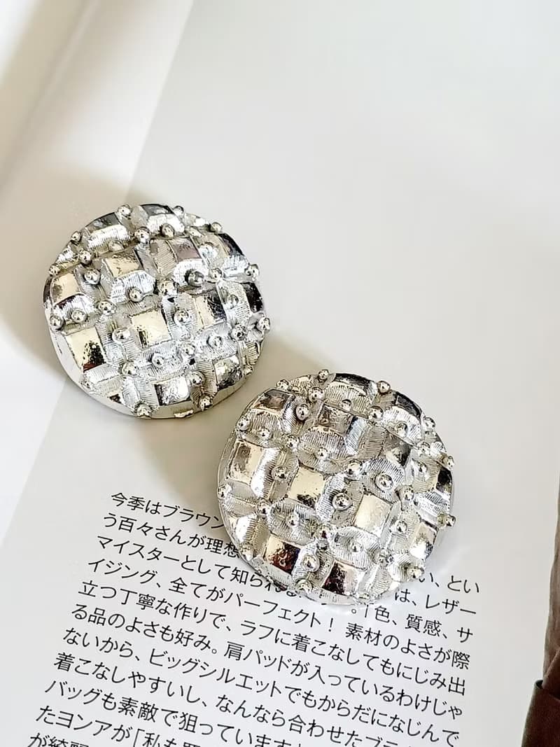 vintage jewelry  醒目立體銀色波蘿 夾式耳環