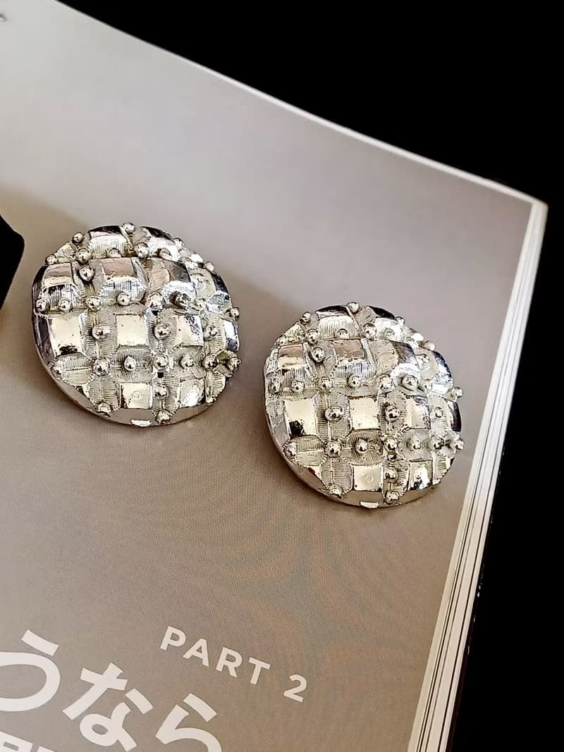 vintage jewelry  醒目立體銀色波蘿 夾式耳環