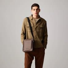 【滿3999送鑰匙圈】維克多-D 直式斜背包-培土棕/BF512-17-POS