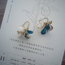 雲淡風輕 藍 花瓣垂墜式樹脂耳環