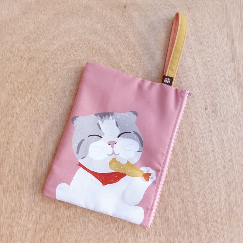 吃炸蝦的美咪,有貓手拿包