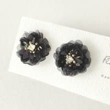 小さなコサージュの様な布花ピアス　黒牡丹　シンプル　シック　かわいい　ステンレス　アレルギー対応　ピアス　イヤリング