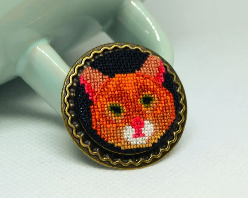 姜貓刺繡胸針十字繡首飾送給寵物愛好者橙色手工製作的生日禮物
