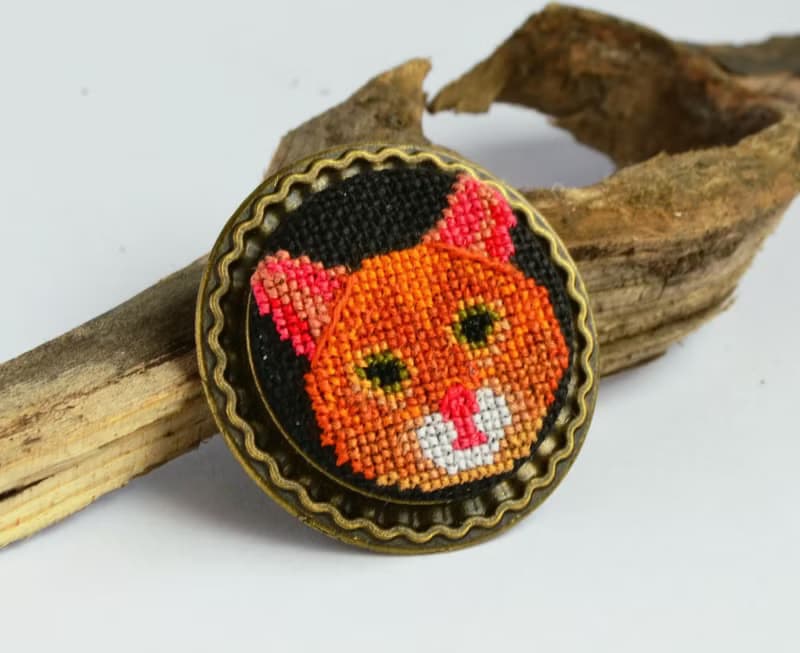 姜貓刺繡胸針十字繡首飾送給寵物愛好者橙色手工製作的生日禮物