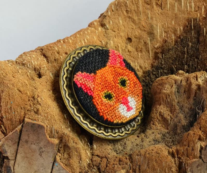 姜貓刺繡胸針十字繡首飾送給寵物愛好者橙色手工製作的生日禮物