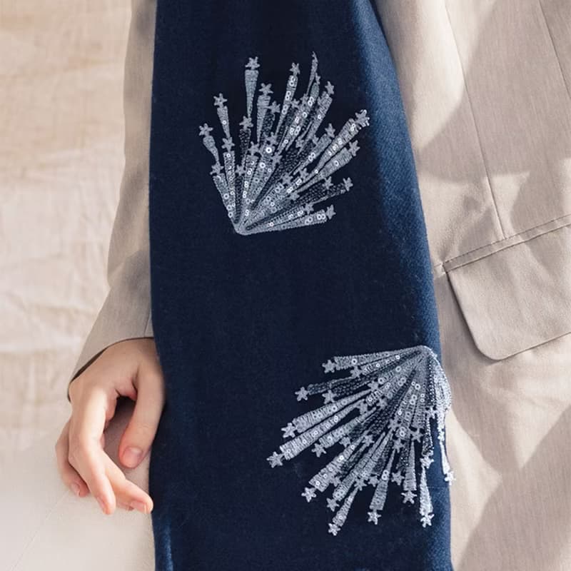 【輕奢】Phoebe璀璨流星訂珠蕾絲刺繡純羊絨Cashmere圍巾-牛仔藍